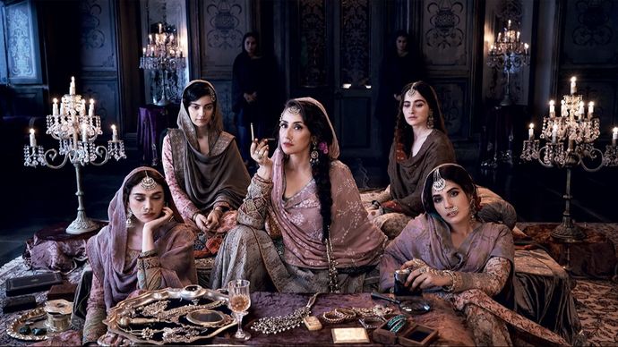 (बाएं से क्रमश:) अदिति राव हैदरी, शर्मिन सैगल, मनीषा कोइराला, संजीदा शेख और ऋचा चड्ढा हीरामंडी में