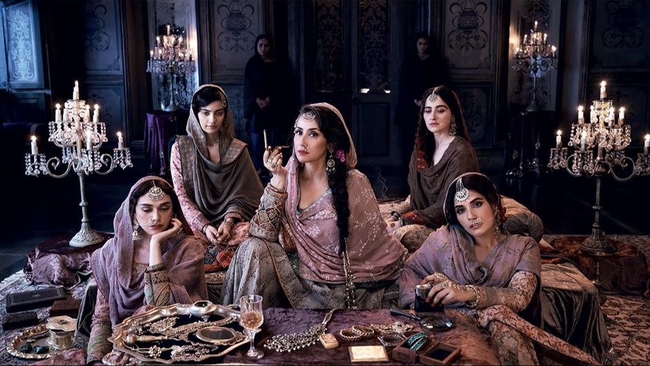 (बाएं से क्रमश:) अदिति राव हैदरी, शर्मिन सैगल, मनीषा कोइराला, संजीदा शेख और ऋचा चड्ढा हीरामंडी में