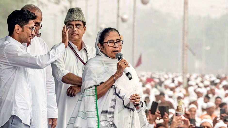 11 अप्रैल को कोलकाता में टीएमसी के राष्ट्रीय महासचिव अभिषेक बनर्जी के साथ प. बंगाल की मुख्यमंत्री ममता बनर्जी