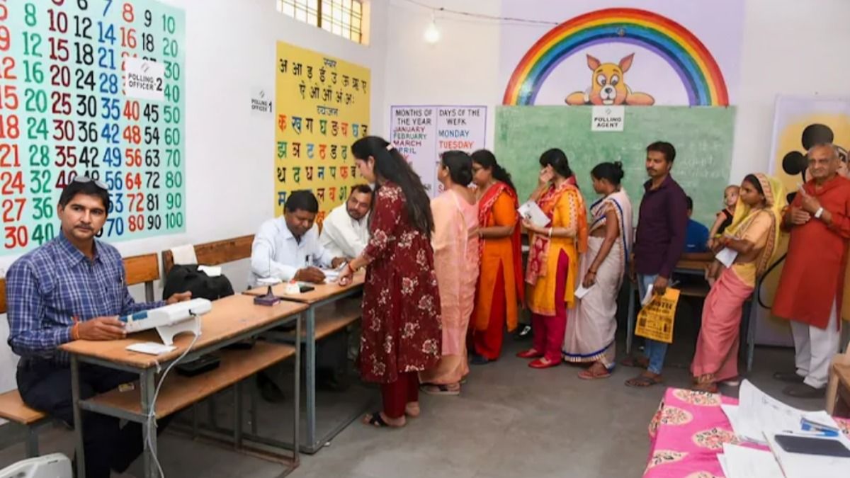 एक पोलिंग बूथ पर वोट डालते मतदाता (फाइल फोटो)