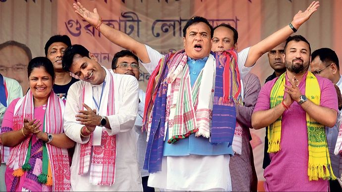 असम के मुख्यमंत्री हेमंत विस्व सरमा 26 अप्रैल को कामरूप के वोको में एक रैली के दौरान