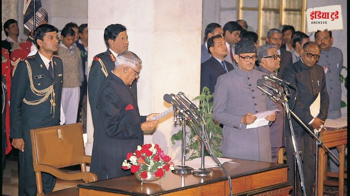 प्रधानमंत्री पद की शपथ लेते वीपी सिंह, 2 दिसंबर 1989