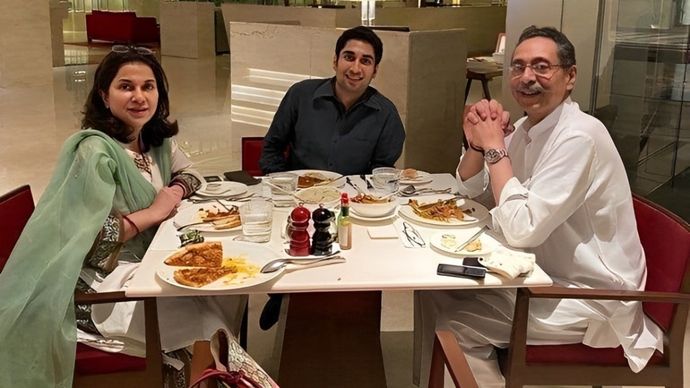 भरतपुर के पूर्व राजघराने के सदस्य विश्वेंद्र सिंह, उनकी पत्नी दिव्या सिंह और बेटा अनिरुद्ध सिंह (बीच में)