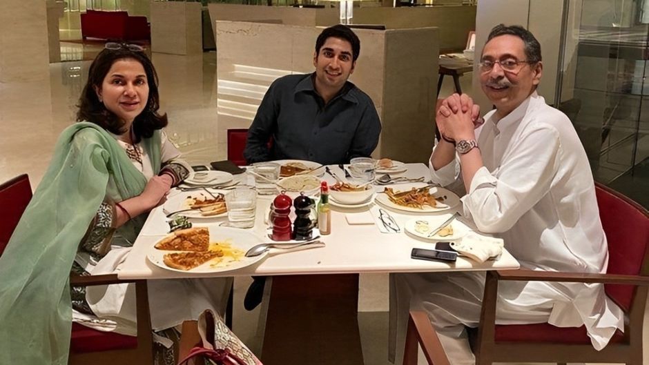 भरतपुर के पूर्व राजघराने के सदस्य विश्वेंद्र सिंह, उनकी पत्नी दिव्या सिंह और बेटा अनिरुद्ध सिंह (बीच में)