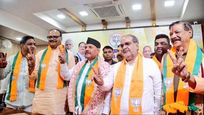 पूर्व आईपीएस अफसर प्रेम प्रकाश को भाजपा जॉइन करवाते पार्टी के प्रदेश अध्यक्ष भूपेन्द्र चौधरी और उप मुख्यमंत्री बृजेश पाठक