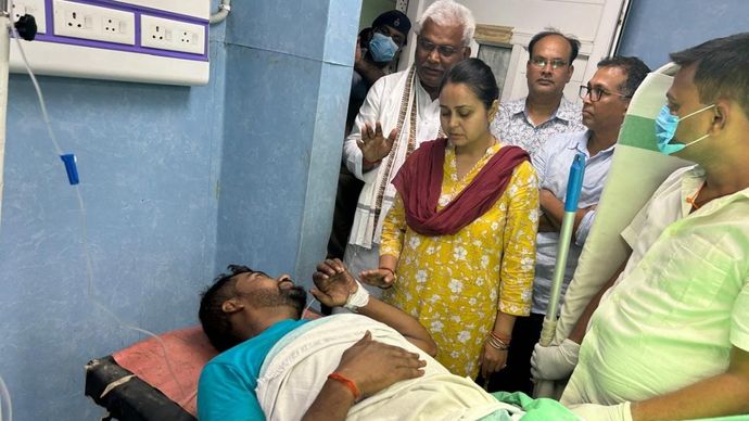 गोलीबारी में घायल व्यक्ति का हाल-चाल लेतीं राजद की रोहिणी आचार्य