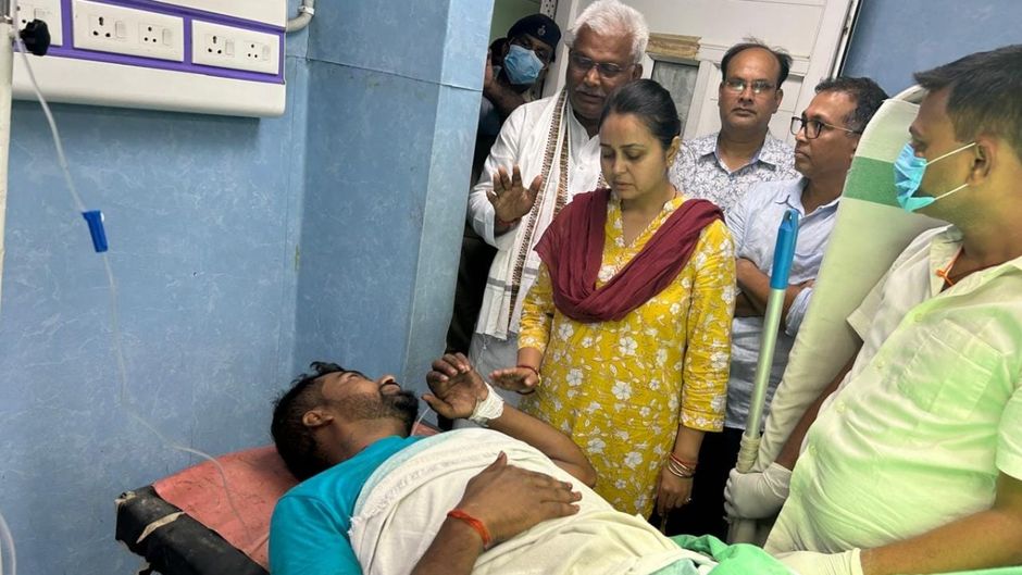 गोलीबारी में घायल व्यक्ति का हाल-चाल लेतीं राजद की रोहिणी आचार्य