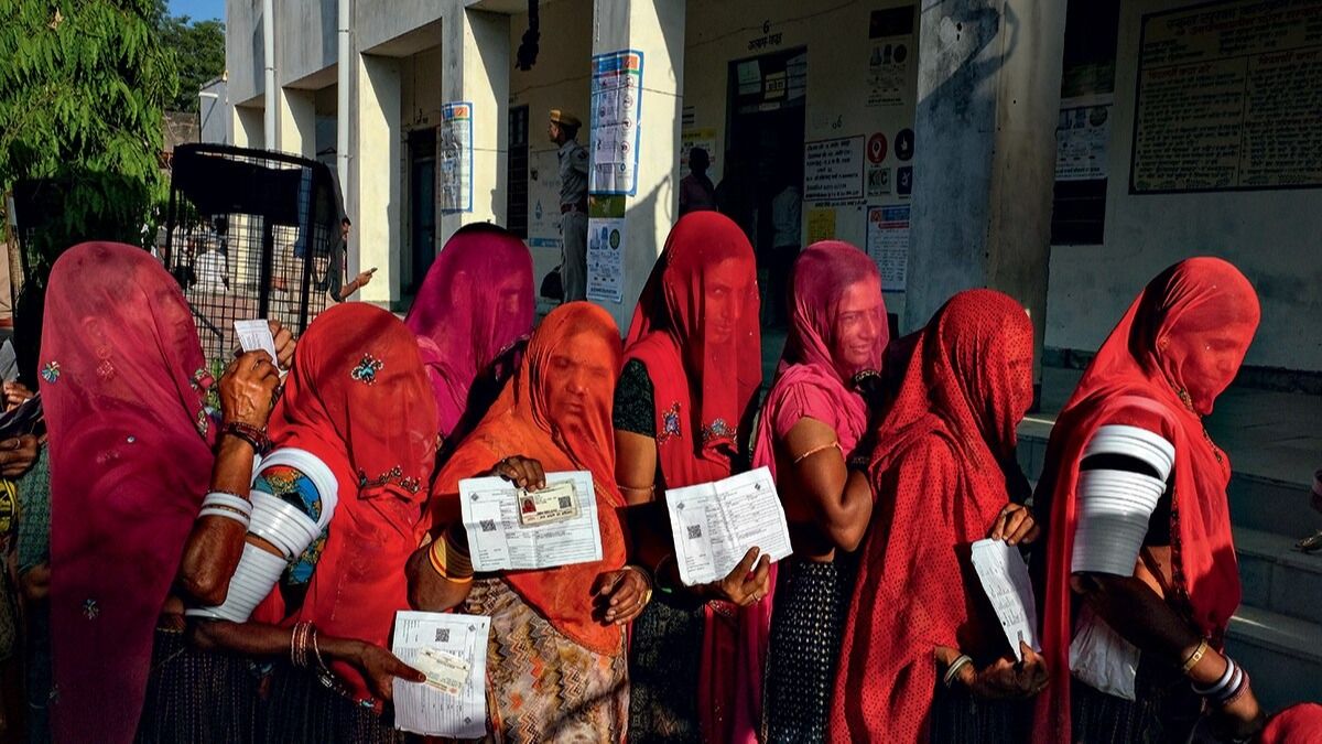 राजस्थान के जालौर जिले के दादल गांव में 26 अप्रैल को वोट देने के लिए कतार में खड़ी महिलाएं