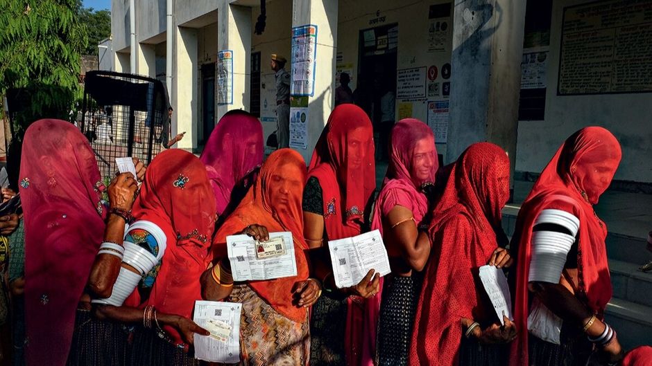 राजस्थान के जालौर जिले के दादल गांव में 26 अप्रैल को वोट देने के लिए कतार में खड़ी महिलाएं