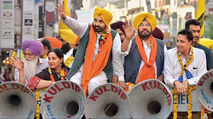 पंजाब के मुख्यमंत्री भगवंत मान 25 अप्रैल को अमृतसर के आप प्रत्याशी के समर्थन में रोड शो के दौरान