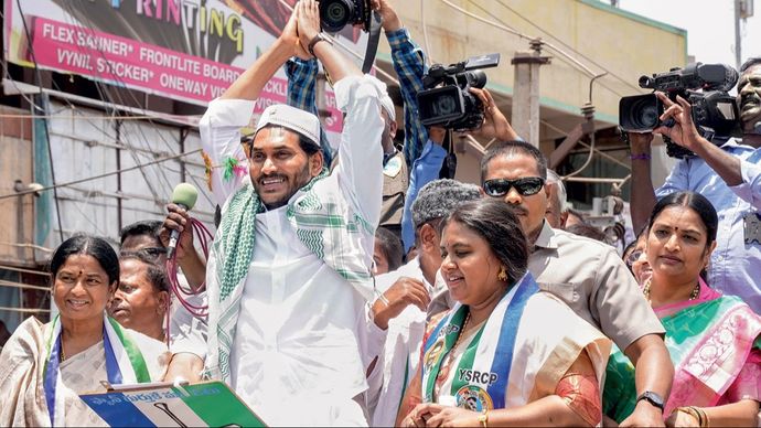 आंध्र प्रदेश के मुख्यमंत्री जगन मोहन रेड्डी 5 मई को पालमानेरु, चित्तूर में प्रचार अभियान के दौरान