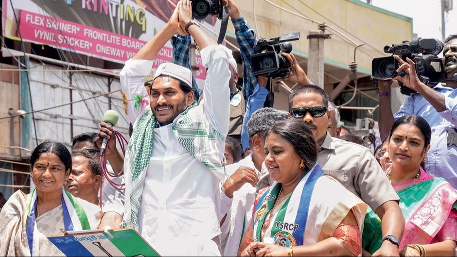 आंध्र प्रदेश के मुख्यमंत्री जगन मोहन रेड्डी 5 मई को पालमानेरु, चित्तूर में प्रचार अभियान के दौरान