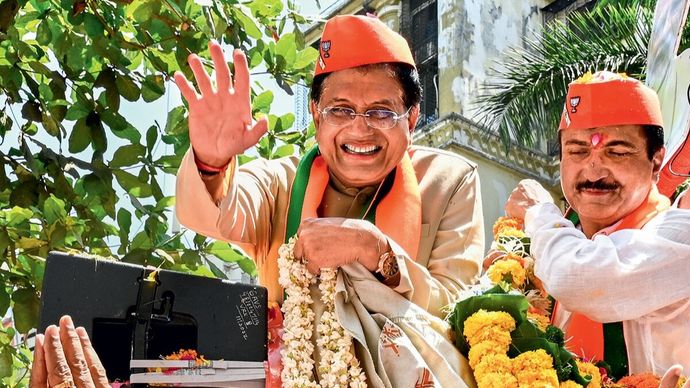 उत्तर मुंबई चुनाव क्षेत्र में चार मई को अपने प्रचार अभियान के दौरान पीयूष गोयल