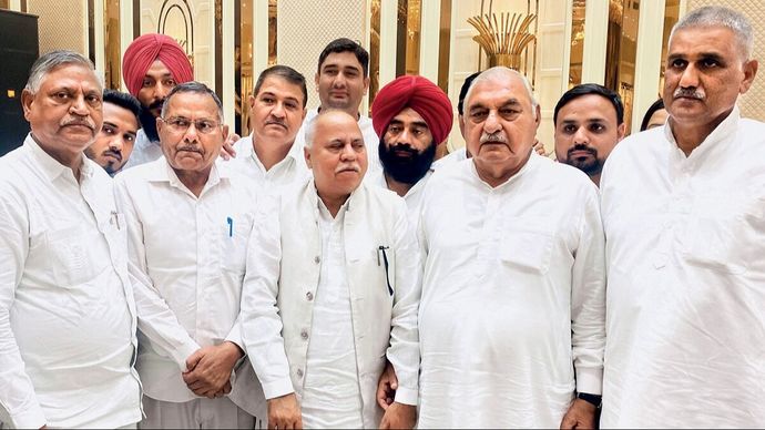 कांग्रेस नेता पूर्व मुख्यमंत्री और भूपेंद्र सिंह हुड्डा (दाएं से दूसरे) के साथ निर्दलीय विधायक धर्मपाल गोंदर, रणधीर गोलन और सोमबीर सांगवान