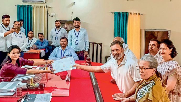 मां सोनिया गांधी के साथ रायबरेली लोकसभा सीट पर नामांकन करते राहुल गांधी