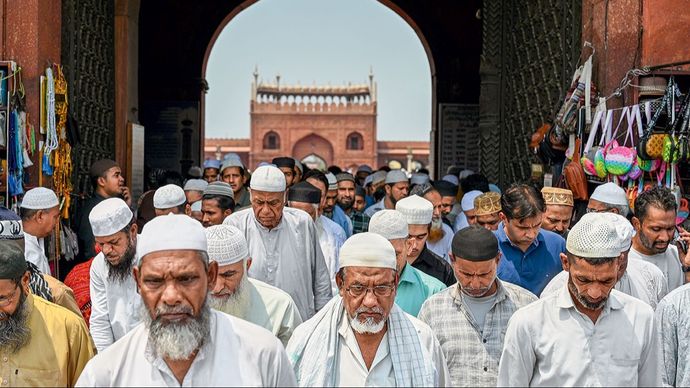 दिल्ली में 10 मई को जुमे की नमाज के बाद जामा मस्जिद से बाहर आते लोग