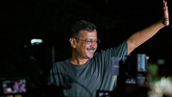 जेल से बाहर आने के बाद समर्थकों का अभिवादन करते अरविंद केजरीवाल