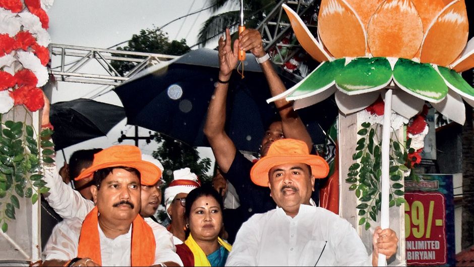 बैरकपुर से भाजपा उम्मीदवार अर्जुन सिंह (बाएं) और महिला मोर्चा प्रमुख फाल्गुनी पात्रा के साथ सुवेंदु अधिकारी (दाएं)