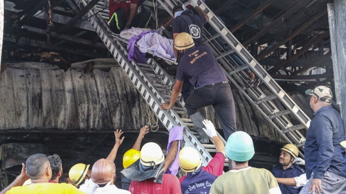 राजकोट के टीआरपी गेम जोन में 25 मई को भीषण आगलगी के बाद बचाव का एक दृश्य