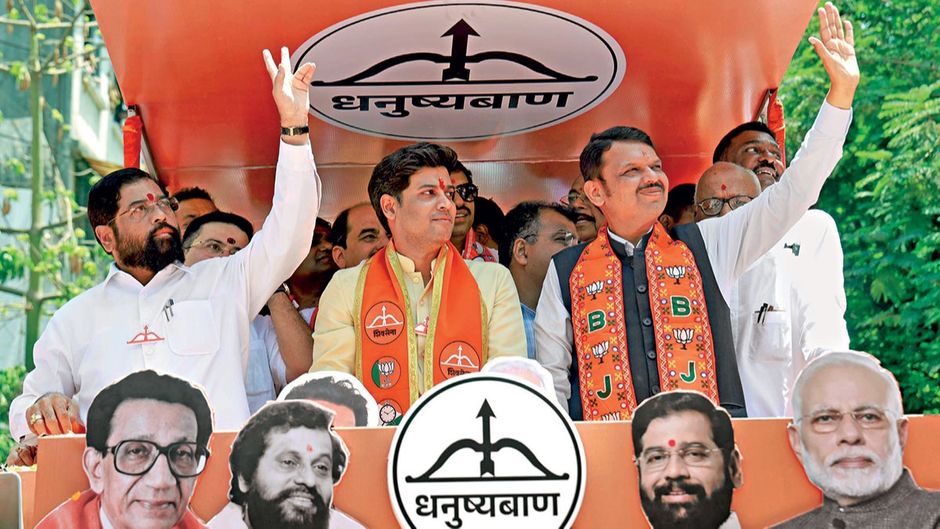 कल्याण में 2 मई को मुख्यमंत्री एकनाथ शिंदे और उप मुख्यमंत्री देवेंद्र फड़नवीस के साथ शिवसेना उम्मीदवार श्रीकांत शिंदे