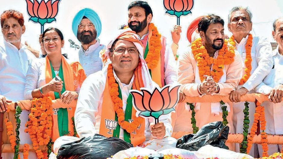 कांग्रेस से भाजपा में आए अशोक तंवर सिरसा से पार्टी के उम्मीदवार हैं