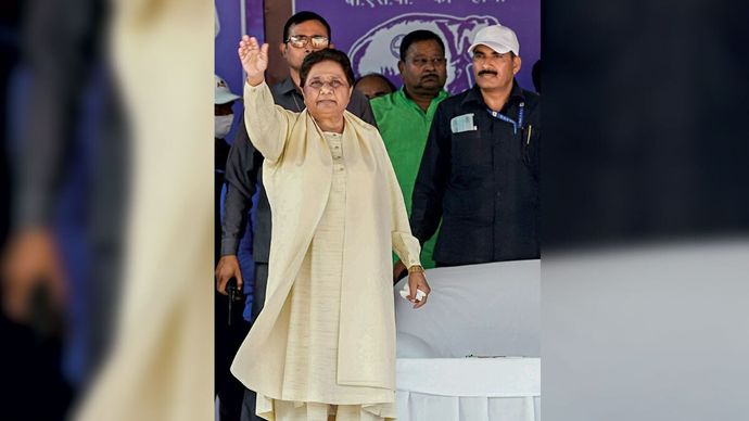 लखनऊ में पार्टी की रैली में बसपा की राष्ट्रीय अध्यक्ष मायावती