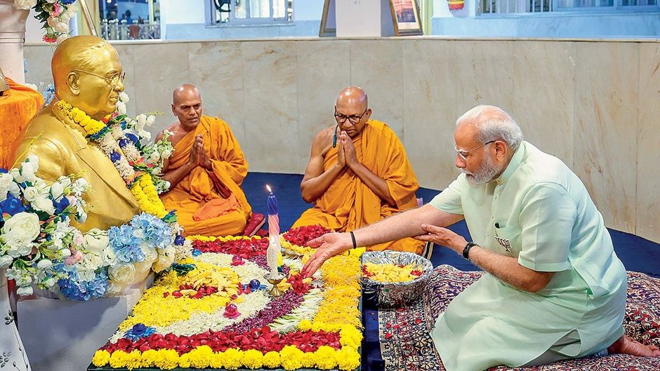 मुंबई में चैत्य भूमि पर भीमराव आंबेडकर की मूर्ति के सामने फूल चढ़ाते हुए प्रधानमंत्री नरेन्द्र मोदी