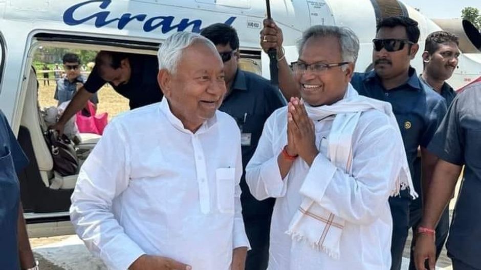 पूर्व आईएएस मनीष कुमार वर्मा के साथ सीएम नीतीश कुमार