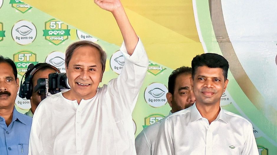 भुवनेश्वर में रैली के दौरान सीएम पटनायक के साथ पांडियन