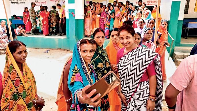 जेएमएम नेता कल्पना सोरेन एक मतदान केंद्र पर महिला मतदाताओं के साथ