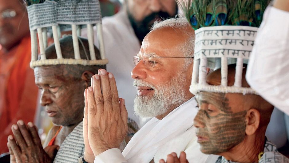 प्रधानमंत्री मोदी अप्रैल के आखिर में छत्तीसगढ़ के महासमंद में आयोजित रैली के दौरान आदिवासी समुदाय के बीच