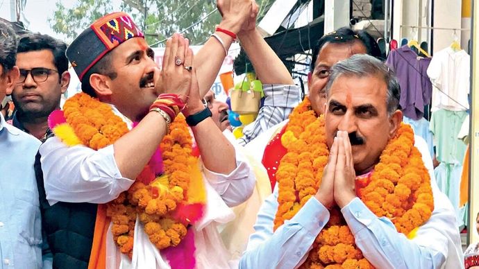 हिमाचल प्रदेश के मुख्यमंत्री सुखविंदर सिंह सुक्खू (दाएं) कांग्रेस के मंडी उम्मीदवार विक्रमादित्य सिंह (बीच में) के साथ