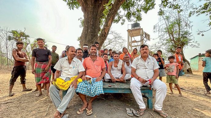 सुरौधा टापू पर अपनी परेशानियां बताने के लिए जुटे लोग