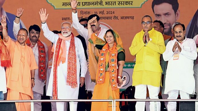 आजमगढ़ की एक जनसभा में प्रधानमंत्री मोदी, मुख्यमंत्री योगी के साथ ओमप्रकाश राजभर (पीले कुर्ते में) और दारा सिंह चौहान (सबसे दाएं)