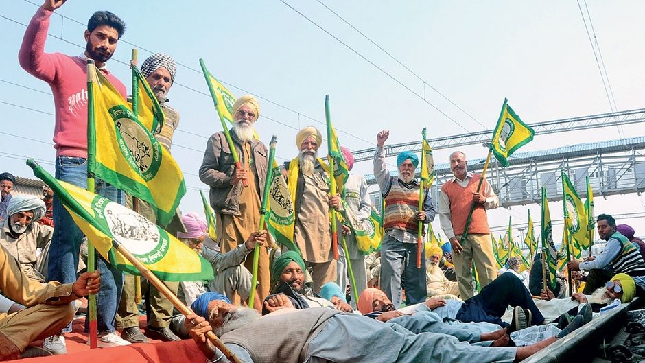 पंजाब के शंभू में 17 अप्रैल को रेलवे पटरी को जाम करते किसान