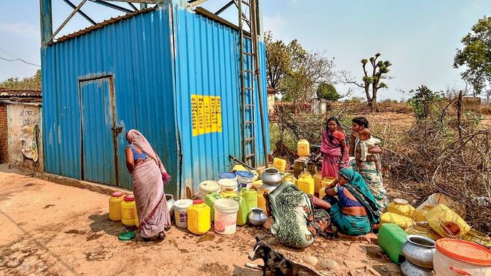 गुदड़ी गांव में हर घर नल जल योजना वाली टंकी के नीचे पानी भरने के लिए जुटी महिलाओं की भीड़