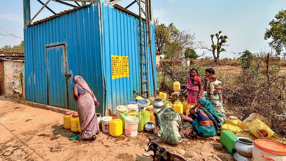 गुदड़ी गांव में हर घर नल जल योजना वाली टंकी के नीचे पानी भरने के लिए जुटी महिलाओं की भीड़