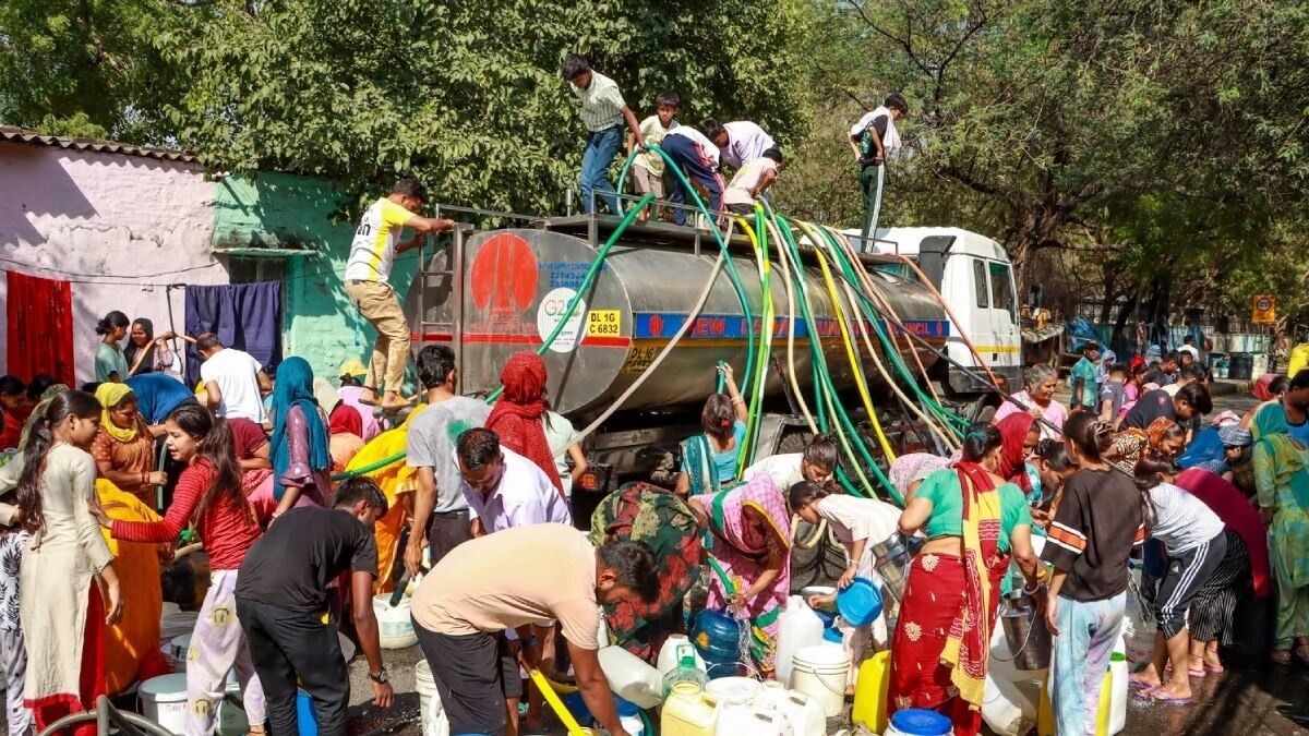 दिल्ली में पानी के लिए टैंकर पर चढ़ते लोग (फाइल फोटो)