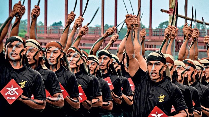 भारतीय सेना की इकाई गोरखा राइफल्स के जवान खुखरी डांस करते हुए