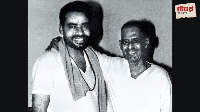 अस्सी के दशक में निधन से कुछ वक्त पहले नरेंद्र मोदी के साथ लक्षमणराव इनामदार/इंडिया टुडे मैगजीन