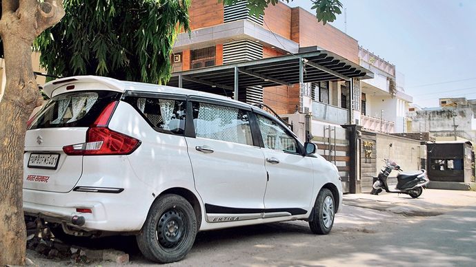 आगरा के जयपुर हाउस स्थित हरमिलाप ट्रेडर्स के मालिक रामनाथ डंग का आवास