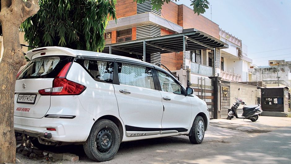 आगरा के जयपुर हाउस स्थित हरमिलाप ट्रेडर्स के मालिक रामनाथ डंग का आवास