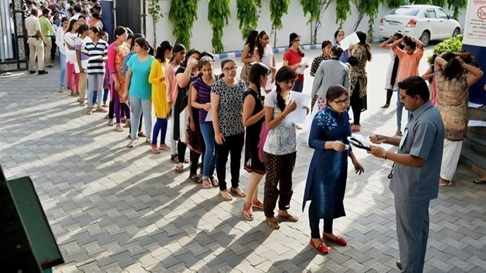 प्रवेश के लिए कतार में छात्राएं (फाइल फोटो)