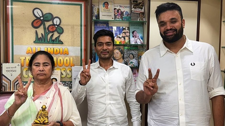 भतीजे अभिषेक बनर्जी और I-PAC के सह-संस्थापक और निदेशक प्रतीक जैन के साथ ममता बनर्जी