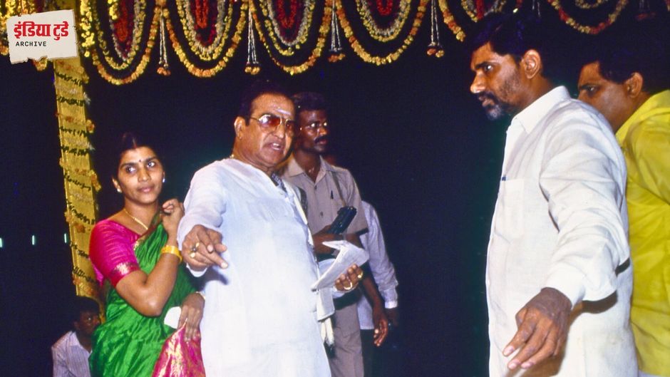 एक कार्यक्रम के दौरान चंद्रबाबू नायडू और एनटी रामाराव, साथ में लक्ष्मी पार्वती