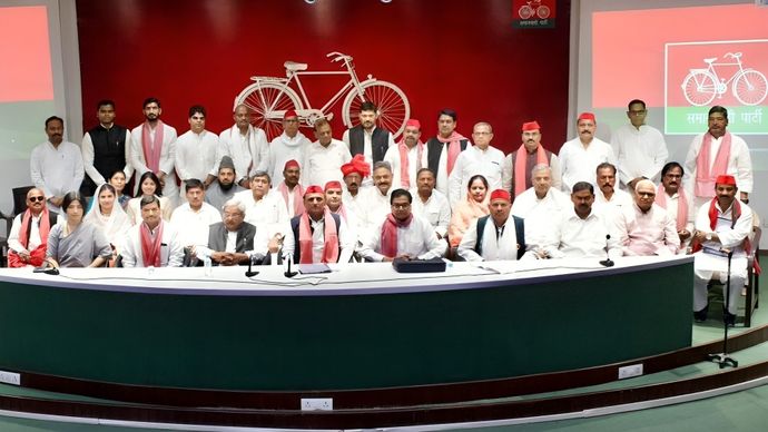 सपा के नवनिर्वाचित सांसदों के साथ पार्टी के राष्ट्रीय अध्यक्ष अखिलेश यादव