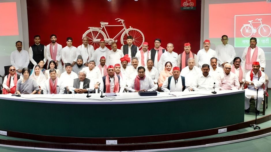 सपा के नवनिर्वाचित सांसदों के साथ पार्टी के राष्ट्रीय अध्यक्ष अखिलेश यादव
