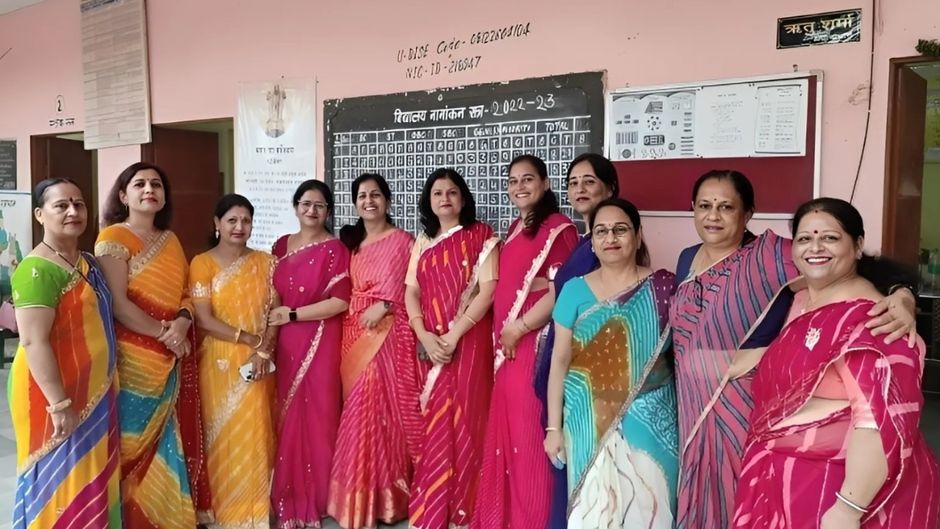 जयपुर के सरकारी स्कूल में महिला शिक्षक सरकार के फैसले पर खुशी जताती हुईं