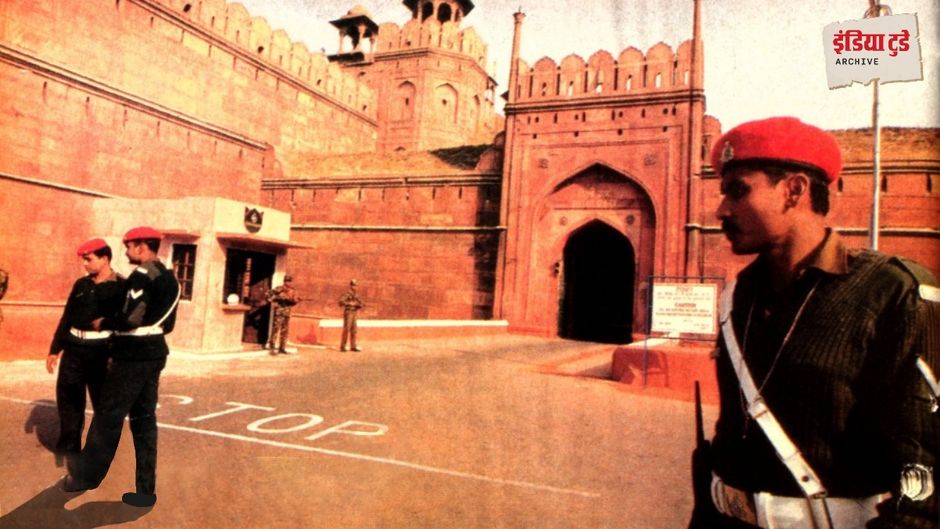 गोलीबारी के बाद जुटे सुरक्षाकर्मी, 2000 (फोटो/इंडिया टुडे)