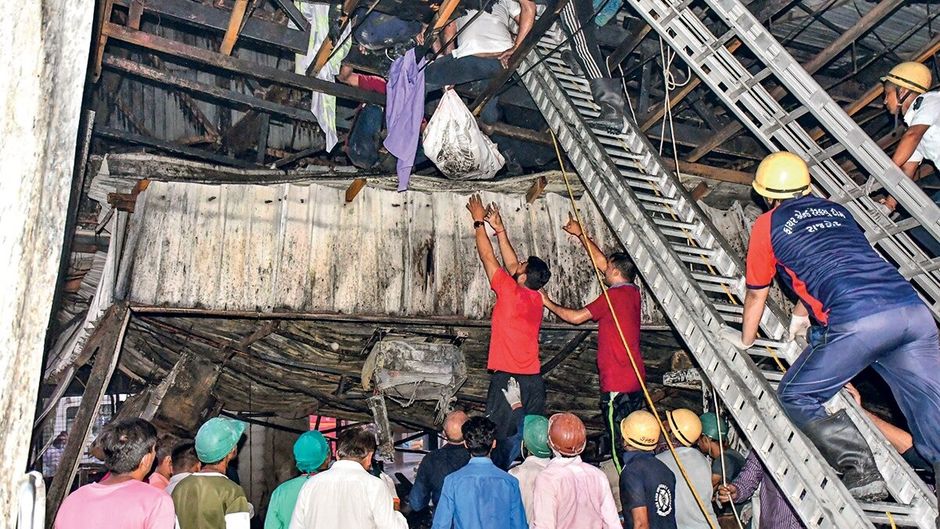 टीआरपी गेम जोन में चल रहे बचाव कार्य का दृश्य